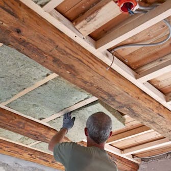 Frilagte tak bjelker: Vi isolerer med 70 mm mineralull Frilagte tak bjelker: Vi isolerer med 70 mm mineralull